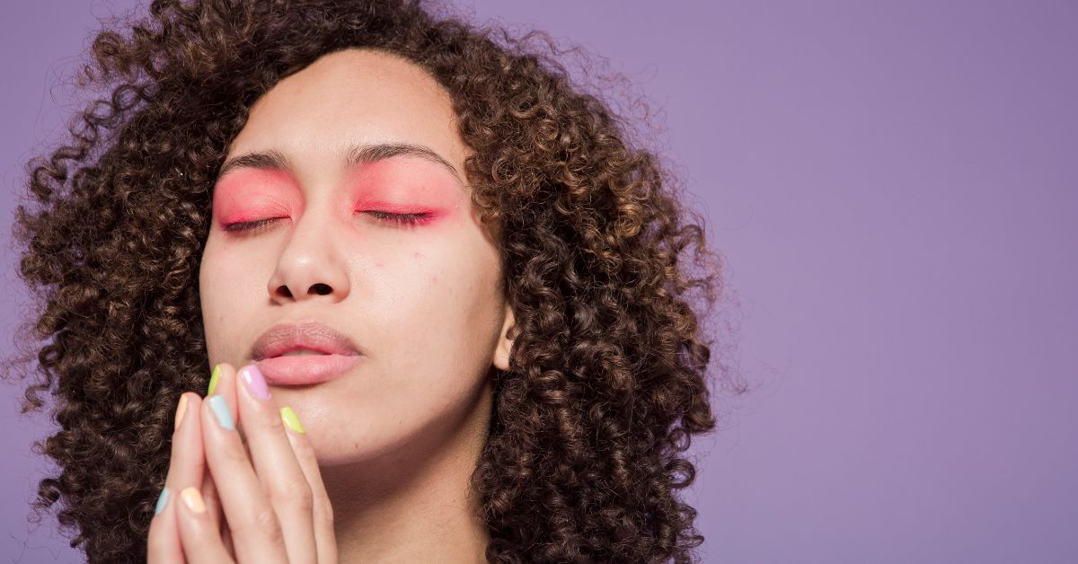 Helpful Tips On How To Sleep With Curly Hair In 2023